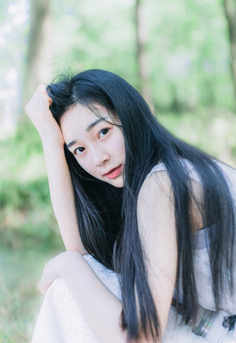 手中刀锋一卷，一团清气裹挟着凛冽的刀光，将三名身材魁梧的西域战士毙于刀下，后方却有更多的人冲上来填补空缺，虽然后方还是不断有荆州将士借着关羽的掩护从城下杀上来，但撕开的豁口却只有这么点儿，根本无法令人立足，哪怕是在关羽的指挥下，也无法将战果扩大。